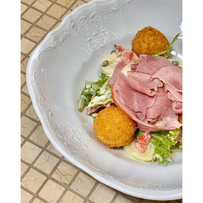 Салат с окороком и аранчини в Мари по цене 690 ₽