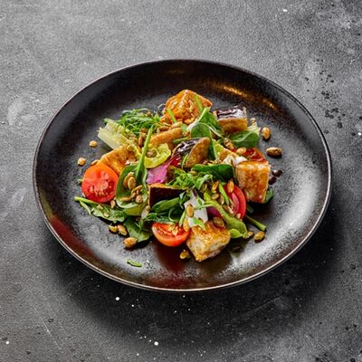 Салат с запечёнными баклажанами в Британника по цене 666 ₽