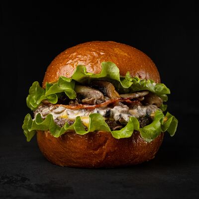 Бургер с мраморной говядиной и трюфельным соусомв Прага по цене 830 ₽