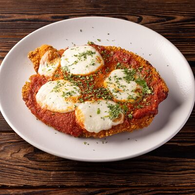 Шницель по-милански с соусом арабьята и моцареллой в Luciano по цене 1090 ₽