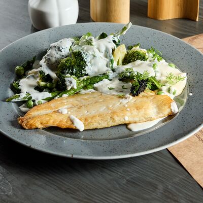 Филе сибаса с зелеными овощами в сливочном соусе в Restobar Бекон по цене 1020 ₽