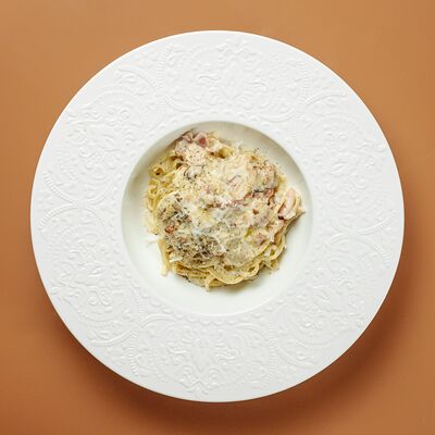 Лингвини Карбонара с беконом в Farro pasta & bar по цене 670 ₽