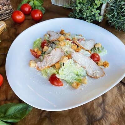 Цезарь с курицей в De Paris БИСТРО по цене 795 ₽