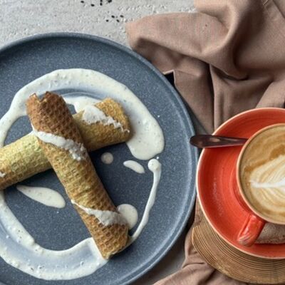 Вафли из цукини со свежими овощами в Savoiardi по цене 460 ₽