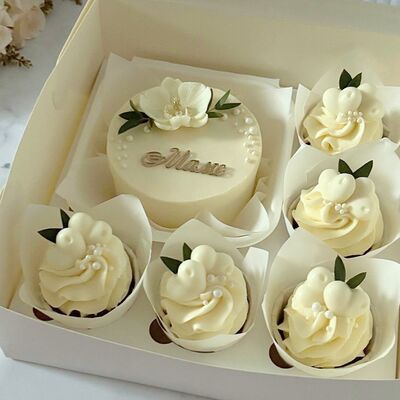  Бенто-торт и капкейки маме с цветами в Кондитерская Конфетка Питер по цене 3450 ₽