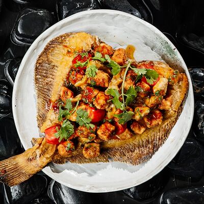 Камбала с хрустящими баклажанами в Эхо по цене 870 ₽