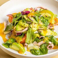 Салат с щупальцами кальмарав Bistro Оstro