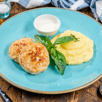 Куриные котлеты с картофельным пюре в Роял Палас по цене 490 ₽