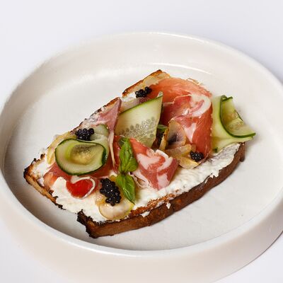Брускетта с прошутто, икрой палтуса и грушей в Уголь по цене 450 ₽