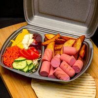 Ланч-бокс с сосисками и картофелем по-деревенски в Питстоп