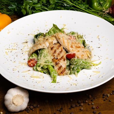 Цезарь с курицейв Кухня радости по цене 670 ₽