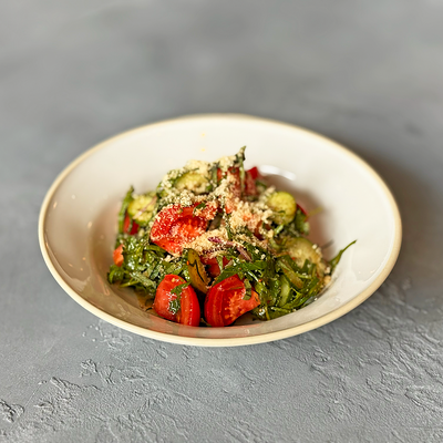 Грузинский салат из свежих овощей с ореховой заправкой в Чайхана Баранжар по цене 625 ₽