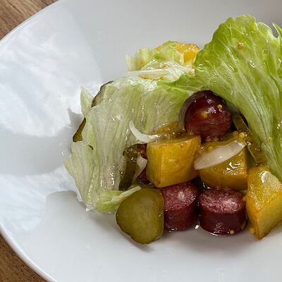 Теплый салат с охотничьими колбасками в Компот по цене 259 ₽