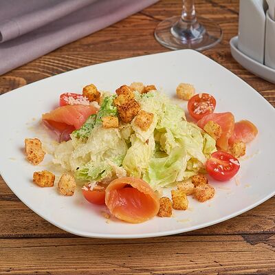 Салат Цезарь с семгой в Офицерское по цене 590 ₽