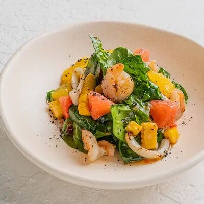 Салат с креветками, кальмаром и сегментами цитрусов в Bistro Pizzateca 9.8 по цене 1300 ₽