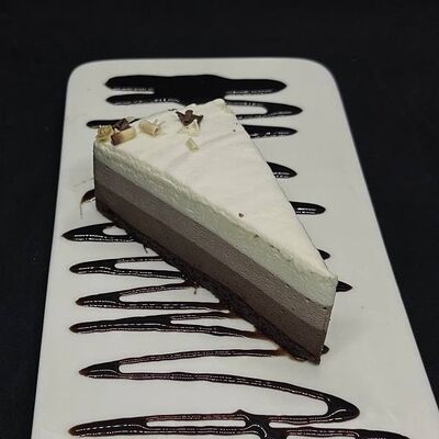 Чизкейк Три шоколада в Кафе сон у моря по цене 300 ₽