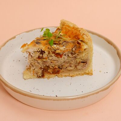 Киш с козьим сыром и вялеными томатами в Co'Zona по цене 420 ₽