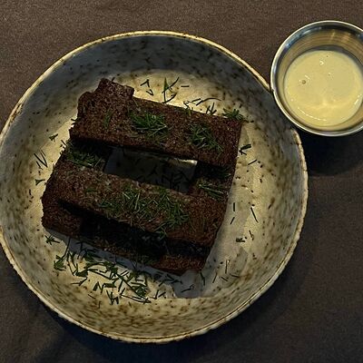 Чесночные гренки с соусом васабив Суши-бар Якудза по цене 420 ₽