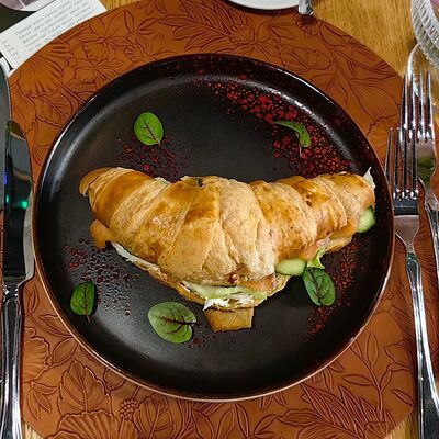 Круассан с лососем в La Vida loca по цене 400 ₽