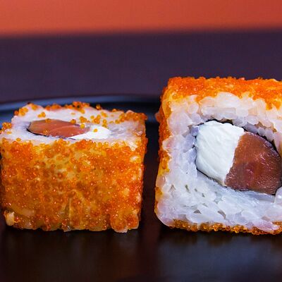 Калифорния с лососем в SushiShark по цене 410 ₽