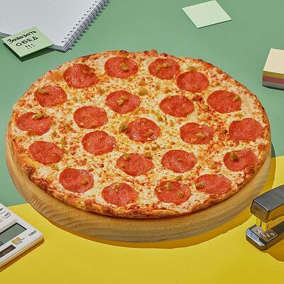 Пицца Пепперони на тонком тесте 30 см в Dostaевский по цене 516 ₽