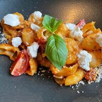 Паста с томатами, рикоттой и пармезаном в More More