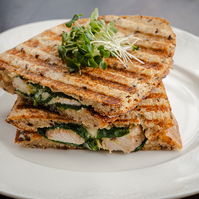 Сэндвич с куриным филе гриль, сыр пармезан, шпинат, соус песто в Съели Сумели по цене 730 ₽