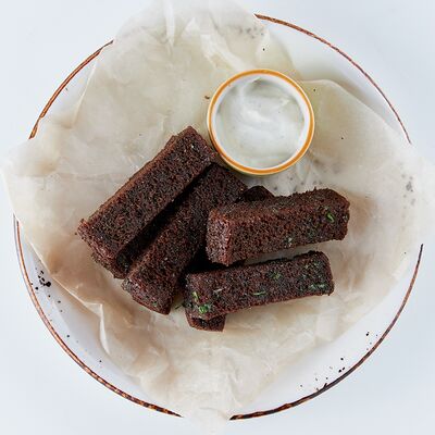 Гренки бородинские с соусом Блю чиз в Невидалия по цене 380 ₽