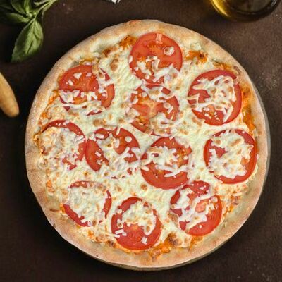 Пицца Маргарита в Семья Плюс по цене 499 ₽