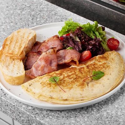 Омлет с вялеными томатами и беконом в People по цене 550 ₽