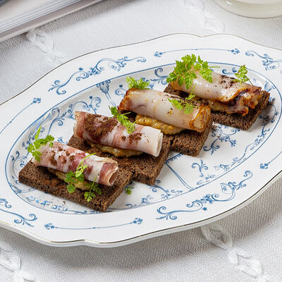 Сало собственного посола и копчения на бородинском хлебе в Lores по цене 490 ₽