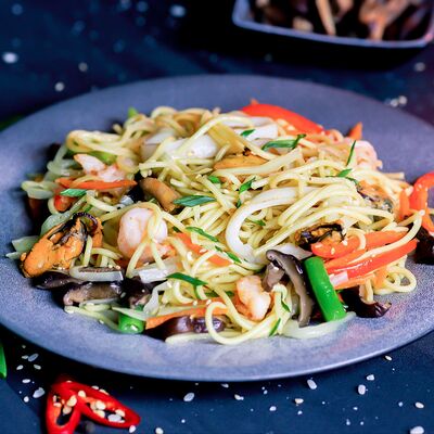 Яичная лапша с морепродуктами в соусе том ям в Сытый дракон по цене 680 ₽