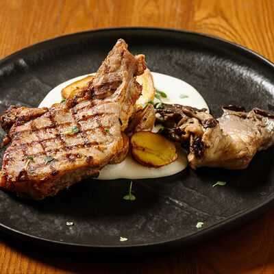 Свиная корейка с картофелем и вешенками в Паста & Пицца по цене 880 ₽