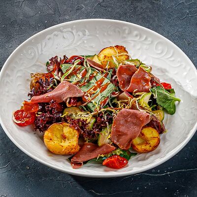 Салат с томленым бычьим сердцем, сеном из лука и картофелем конфи в Этажи по цене 490 ₽