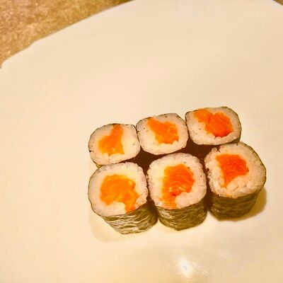 Мини-ролл копчённый лосось в Суши Day по цене 385 ₽