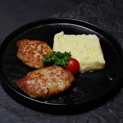 Куриные котлеты с картофельным пюре в Мтевани кафе по цене 520 ₽