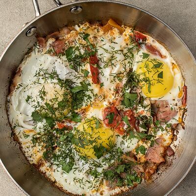 Запеченная глазунья с беконом и томатами в Булочки на улочке по цене 456 ₽