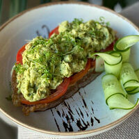 Яичница по-французски в свежеиспеченном хлебе с песто и трюфельным маслом в Моне