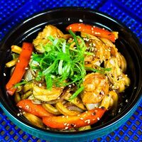 Лапша Терияки с креветками и перцем в Gojira ramen