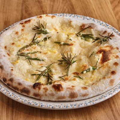 Фокачча с розмарином и пармезаном в DVOR гриль-бистро по цене 340 ₽