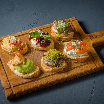 Ассорти мини-брускетт в Florentini City Café по цене 950 ₽