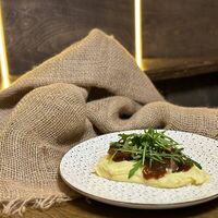 Томленая телятина с картофельным пюре и соусом демигласв Lesnik