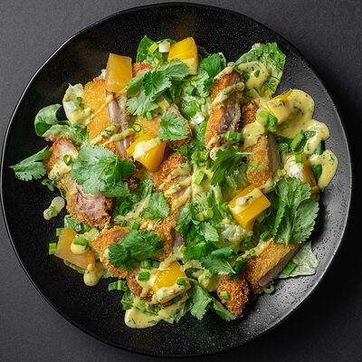 Салат с курицей, ананасом и манговым соусом в Joly Woo по цене 738 ₽