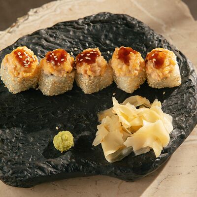 Запеченный ролл с лососем и пармезаном в Asian Hands по цене 1584 ₽