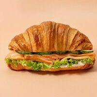 Круассан с лососем в Кулинария Патрик & Мари