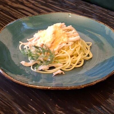 Спагетти с кальмарами, соус из сливок и протертых томатов, сыр в Длинный нос по цене 375 ₽