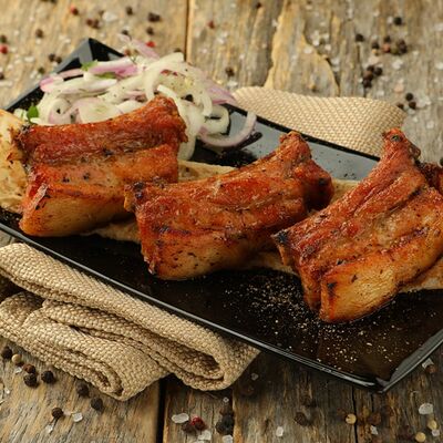 Шашлык из свиных ребрышек в Шашлык мечты Красноярск по цене 950 ₽