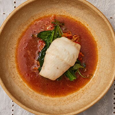 Муксун с бульоном из креветок и томатов, шпината и корнеплодамив Банщики по цене 1490 ₽