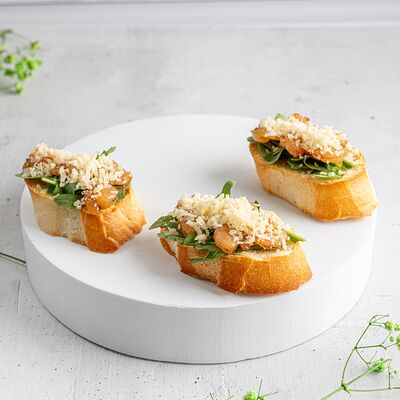 Брускетта с коктейльными креветками в KanapeFest по цене 2420 ₽