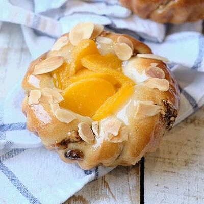 Бриошь с персиком в Пекарня Мишеля по цене 195 ₽